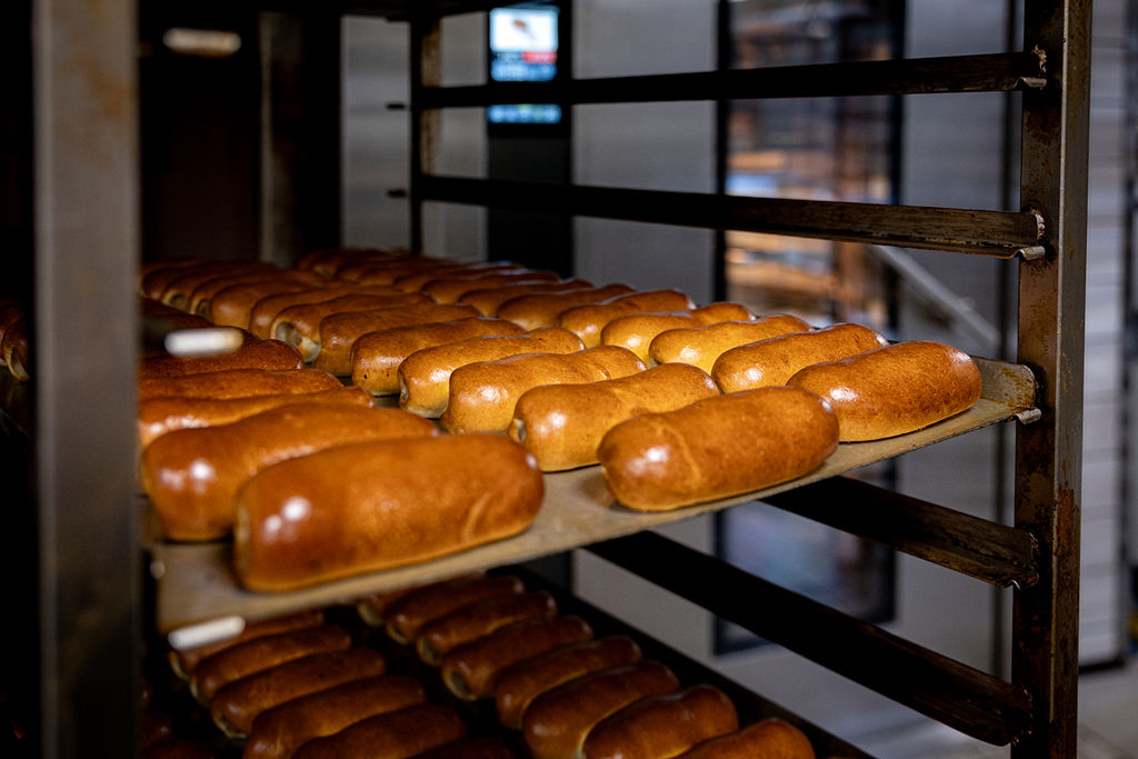 Goudbruine worstenbroodjes op het rek, vers uit de oven bij Van Hassel