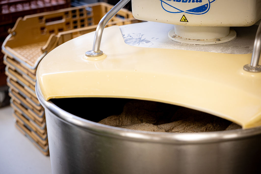 Deegkneder met verse deeg vroeg in de ochtend bij Bakkerij van Hassel