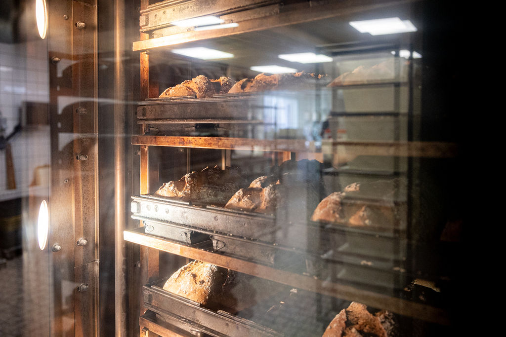 Broden in de oven, zichtbaar door de ovenruit bij Van Hassel