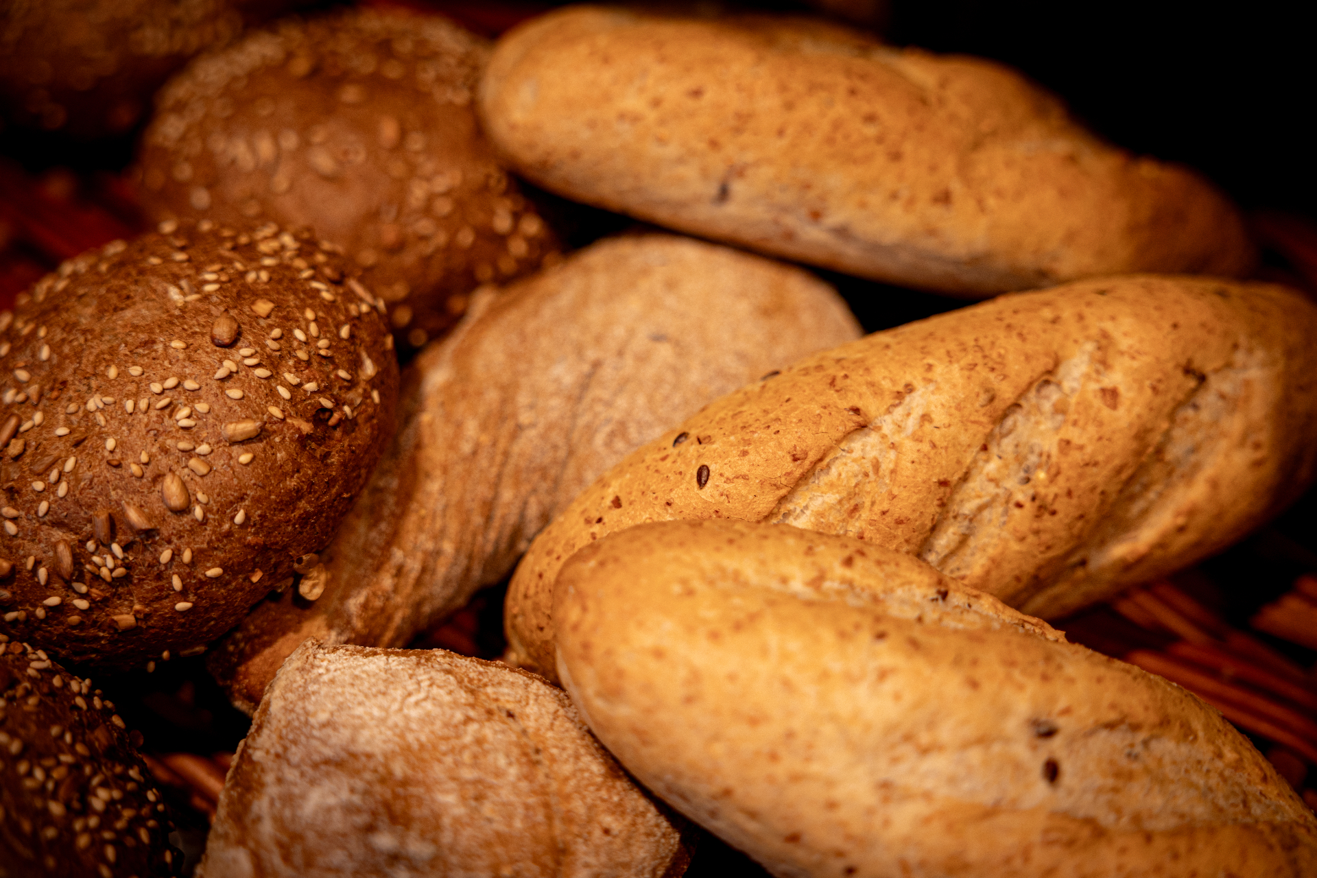 Assortiment versgebakken broodjes: meergranen met sesam, waldkorn en witte puntjes