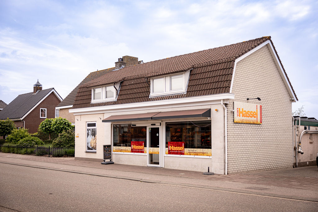 De winkelgevel van Bakkerij van Hassel aan de Wernhoutseweg 133 in Wernhout