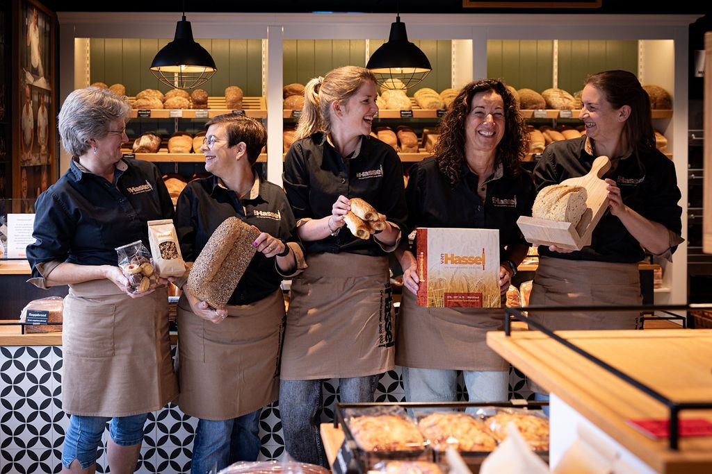 Het winkelteam van Bakkerij van Hassel in de winkel